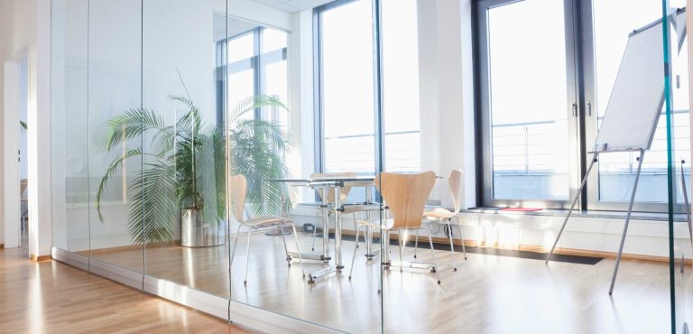 Mamparas de cristal para oficinas: ventajas, tipos y precios